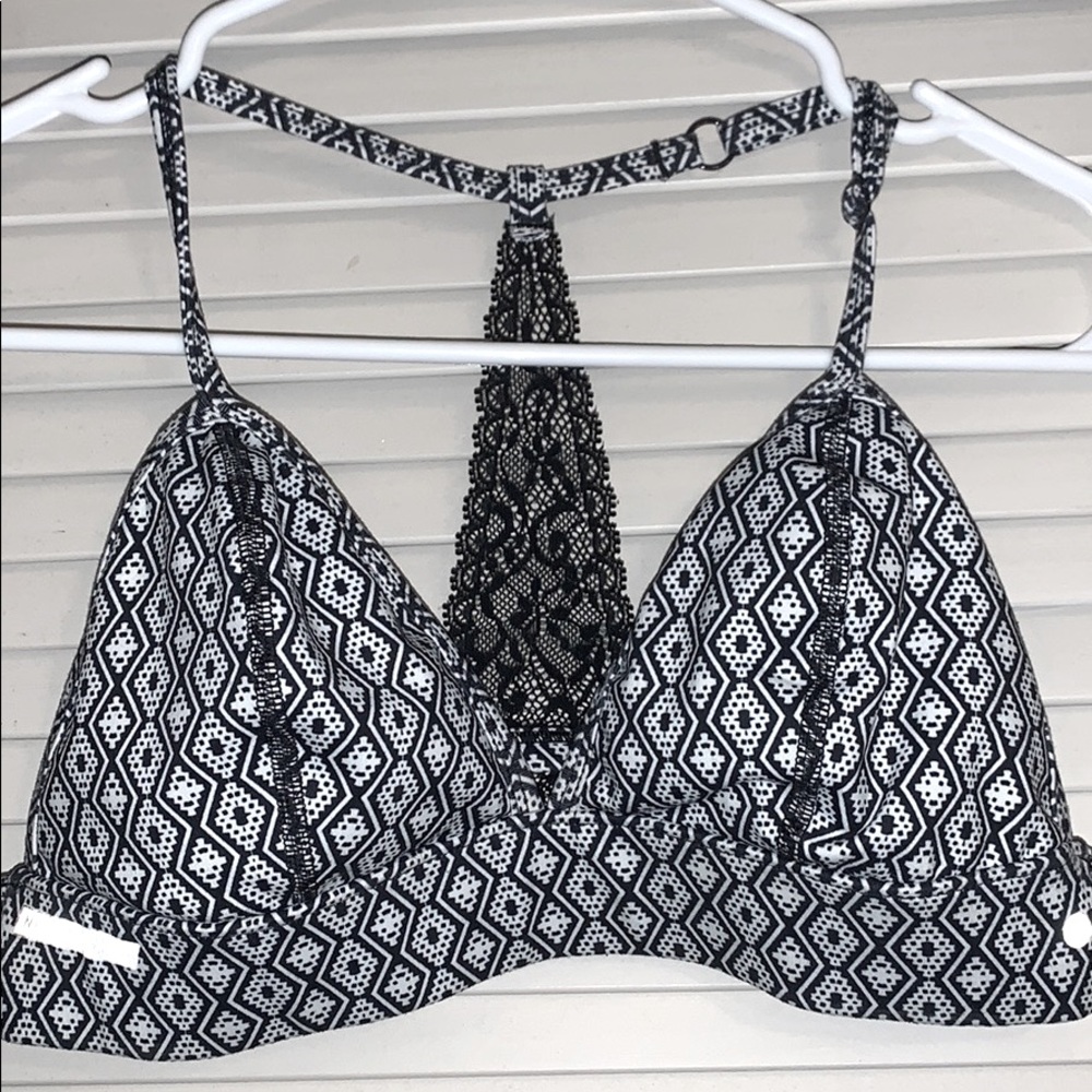 Black & white Nike sports bra 🤍
